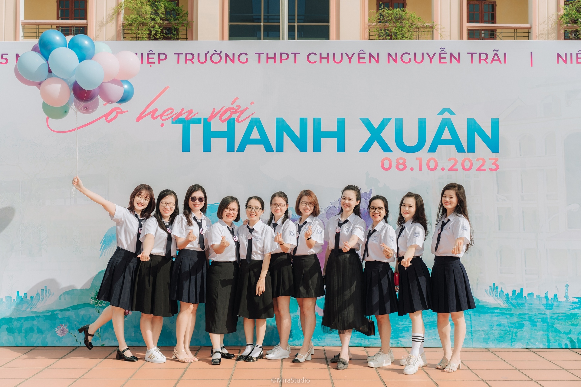 C:\Users\Administrator\Desktop\Bài dự thi 99_Nhắn gửi thanh xuân\Ảnh 5_ Một số gương mặt lớp chuyên văn sự kiện hội khóa 15 năm diễn ra vào tháng 10.2023.jpg